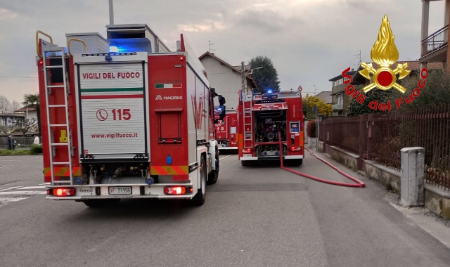 L’intervento dei vigili del fuoco in via Pascoli a Venegono Inferiore