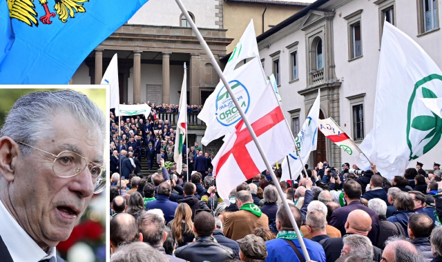 Ancora un momento toccante della cerimonia funebre di ieri a Pontida: il ministro Giancarlo Giorgetti sempre accanto alla famiglia Bossi