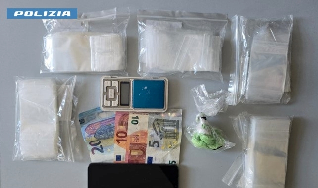 Cocaina nella scarpa e soldi in tasca: arrestato 47enne
