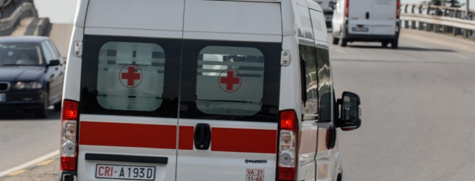 In auto contro una casa: morta a 59 anni