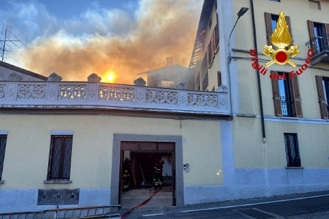Incendio a Cuasso, fiamme e paura
