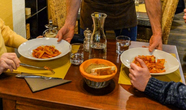 Il rincaro è servito: famiglie fuori menù