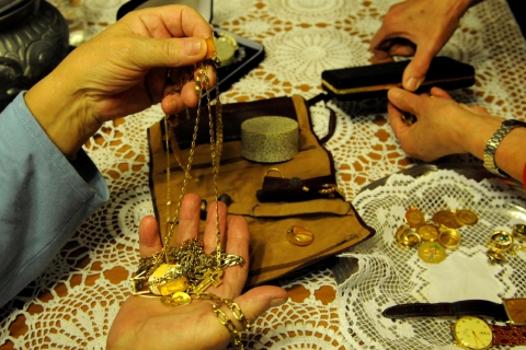 «I suoi gioielli sono refurtiva», ma è una truffa