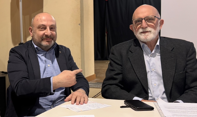 Il sindaco uscente Stefano Bellaria indica il candidato Stefano Aliprandini (foto Colombo)