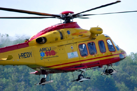 In moto “vola” fuori dalla strada: grave motociclista
