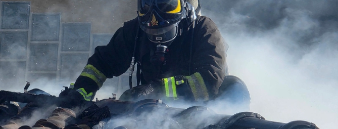 Solbiate, tetto in fiamme: soccorse tre persone