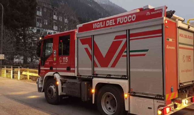 Fiamme dalla canna fumaria, intervengono i vigili del fuoco