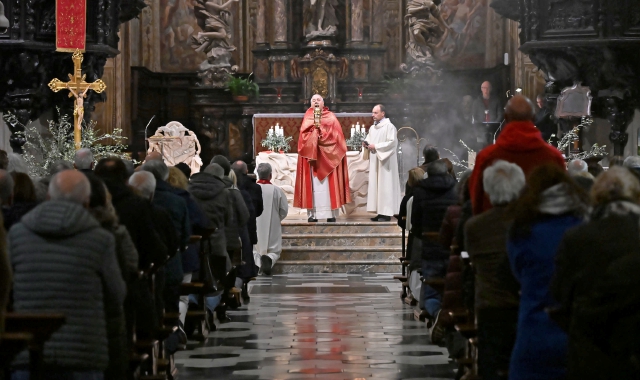 Il momento di preghiera in basilica (foto Angelo Puricelli)