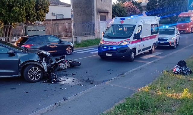 Frontale tra auto e moto: feriti due 17enni