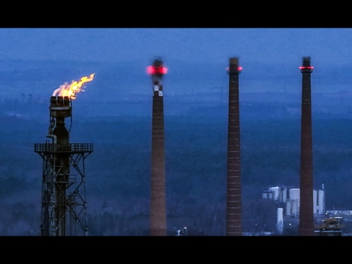 Petrolio in altalena, lieve calo per il Brent e sale il Wti