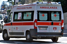 Frena per evitare il tamponamento e finisce sotto l’auto: ferito motociclista