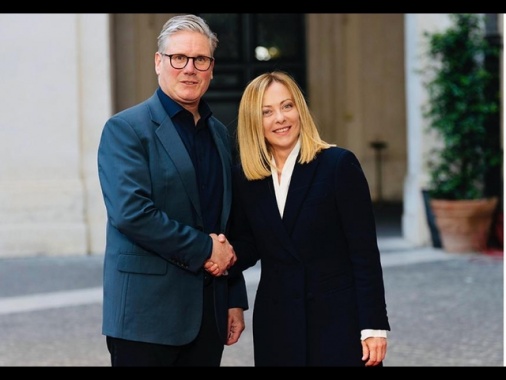 Starmer sente Meloni, 'urgente de-escalation in Medio Oriente'