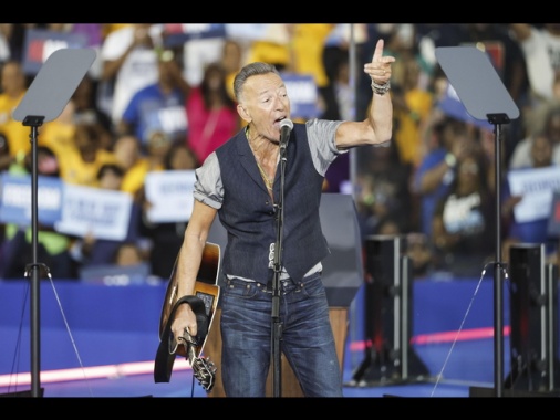 Trump attacca Springsteen, 'un perdente, sembra una prugna secca'