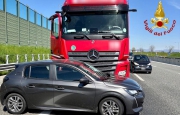 Scontro con camion: auto trascinata 70 metri