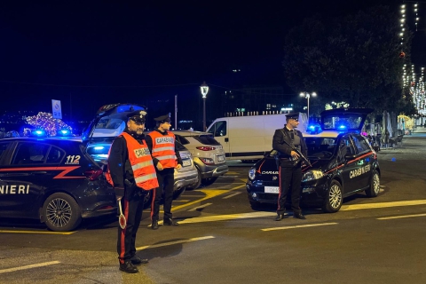 Prende a calci le auto. «Ora faccio una strage»