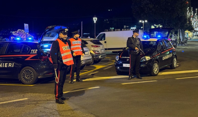 Prende a calci le auto. «Ora faccio una strage»