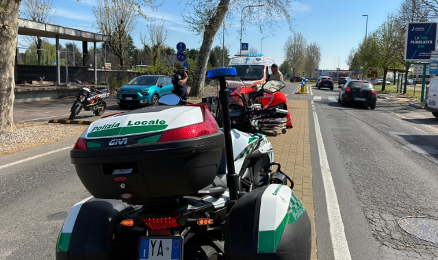 L’intervento della polizia locale nel luogo dello scontro fra auto e moto
