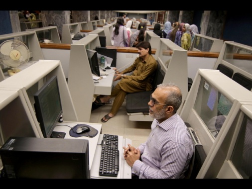 Borsa: Asia in ordine sparso con ultimatum all'Iran, Tokyo +0,03%