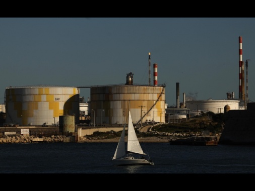 Il prezzo del petrolio allunga il passo, +3%