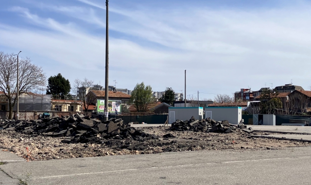 La piazza del mercato così come appare oggi dopo l’interruzione dei lavori che erano stati avviati lo scorso settembre#br/#