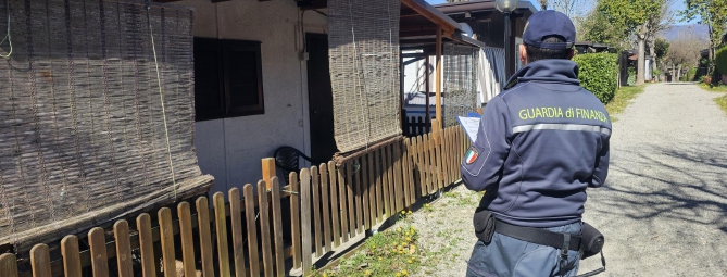 Chalet irregolari sul lago, sigilli in un campeggio