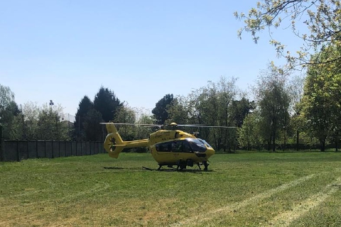 Si dà fuoco e si lancia dal balcone: grave una donna