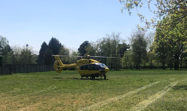 Si dà fuoco e si lancia dal balcone: grave una donna