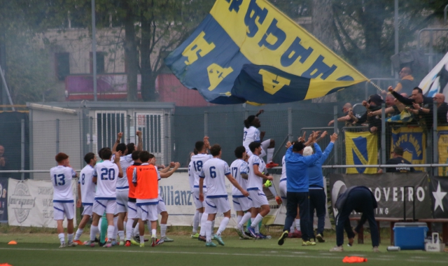 I freschi campioni del girone A di Eccellenza esultano sotto i tifosi accorsi a Caronno Pertusella: l’Arconatese torna in D dopo un solo anno (foto Agostino Castelnuovo)