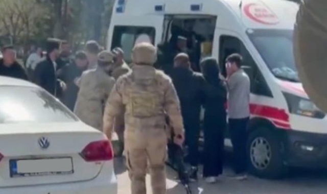 Sparatoria in liceo turco, l'attentatore si suicida 4