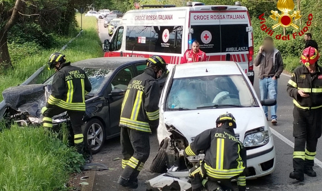 Scontro tra due auto: soccorsi i conducenti