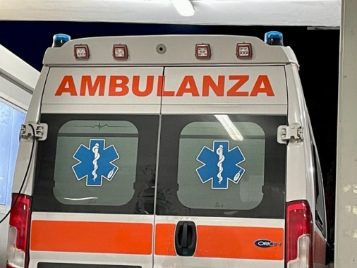 Lancia la moglie dal balcone poi si butta anche lui, morti tutti e due