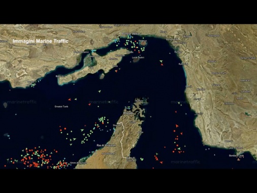 Pasdaran, sequestrate le 2 navi colpite a Hormuz