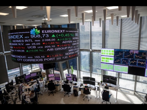 Borsa: Europa chiude in rosso, Parigi -0,84%