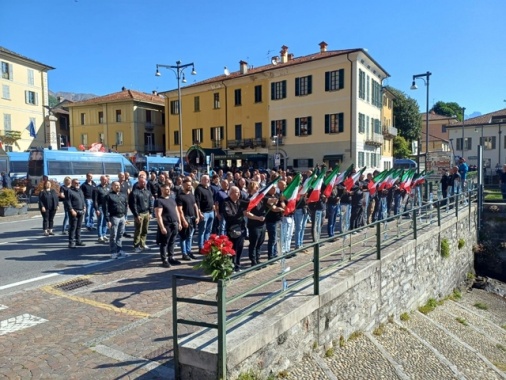 Saluti romani a Dongo, antifascisti cantano 'Bella ciao'