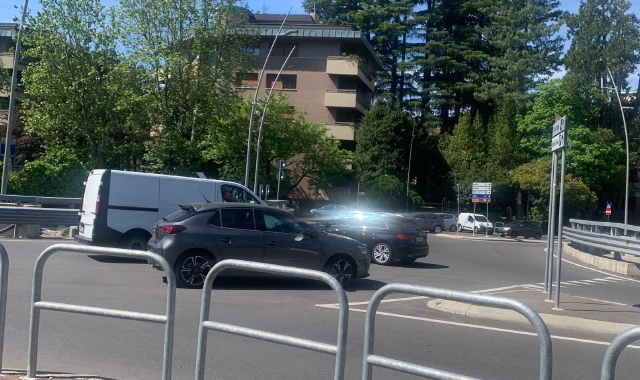 Varese, auto contromano in largo Flaiano