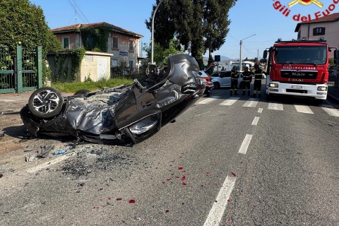 Auto “impazzita” contro un muro