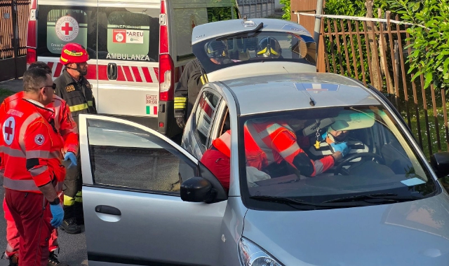 Scontro tra auto: anziana bloccata tra le lamiere