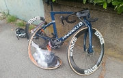 Auto lo travolge, ciclista sbalzato di venti metri