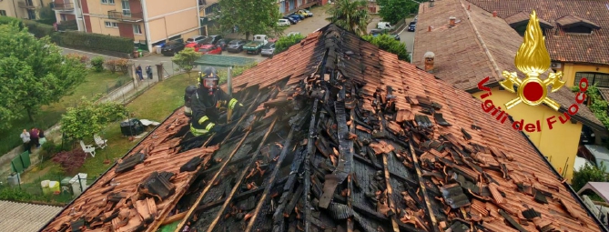 Tetto in fiamme a Casciago, appartamento inagibile