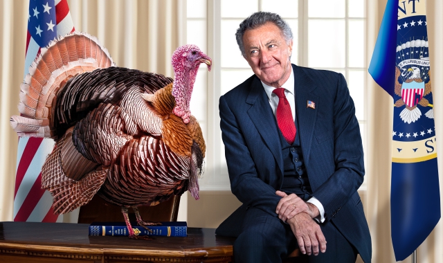 Luca Barbareschi è il presidente Charles Smith