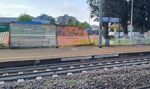 Tante le segnalazioni di degrado che arrivano dalla stazione di Sesto Calende: dalle recinzioni abbandonate ai tabelloni malfunzionanti