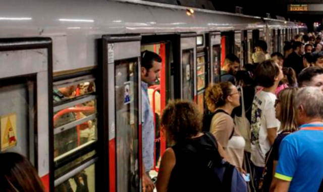 Persona sui binari, metro frena: cinque feriti