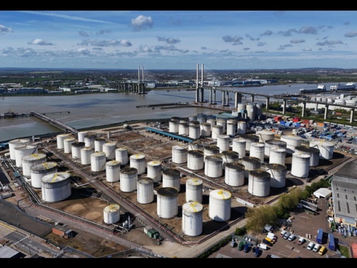 Il petrolio è in calo a New York ma sempre sopra quota 100, a 103,27 dollari