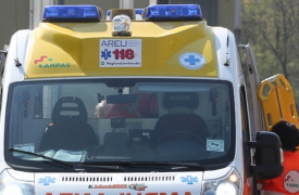 Cade dal tetto di casa: grave 59enne