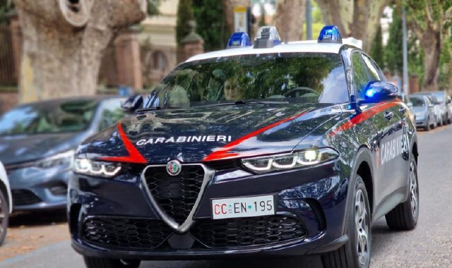 Truffa e fuga con gioielli e denaro: acciuffati in autostrada