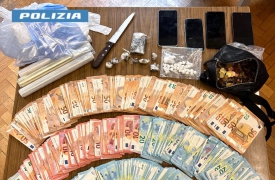 Droga tra soffitto e tapparelle: due arresti