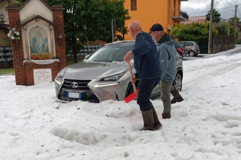 Cislago: grandine e fiume in strada