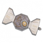 Lotto 63
Spilla-pendente Gianmaria Buccellati, a forma ovale in oro giallo e bianco 18Kt finemente
traforata e cesellata, ornata da brillanti.
Venduto € 18.300