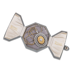 Lotto 63
Spilla-pendente Gianmaria Buccellati, a forma ovale in oro giallo e bianco 18Kt finemente
traforata e cesellata, ornata da brillanti.
Venduto € 18.300