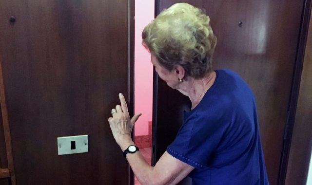 L'oro nel pacchetto di sigarette: finto carabiniere raggira 89enne, tradito dal vicino di casa